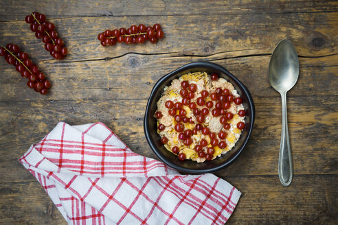 Schale Joghurt mit Cornflakes und roten Johannisbeeren - LVF004086