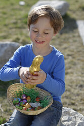 Porträt eines lächelnden kleinen Jungen mit Osternest und Osterhase - LBF001271