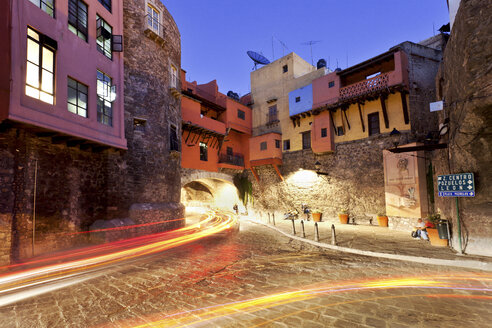 Mexiko, Guanajuato, Historisches Stadtzentrum mit Lichtspuren - FPF000057