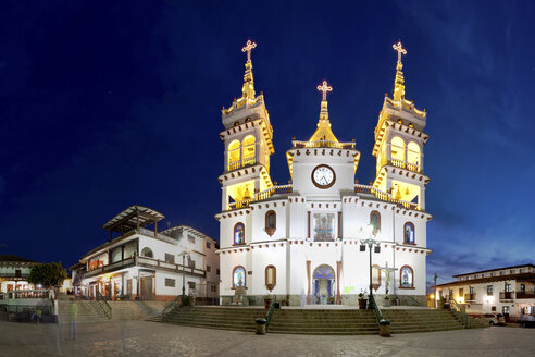 Mexiko, Jalisco, Mazamitla, Plaza de Armas und Parroquia De San Cristobal - FPF000062