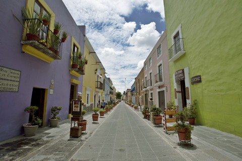 Mexiko, Puebla, Historisches Stadtzentrum, Leere Straße, lizenzfreies Stockfoto