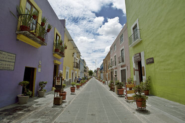 Mexiko, Puebla, Historisches Stadtzentrum, Leere Straße - FPF000067