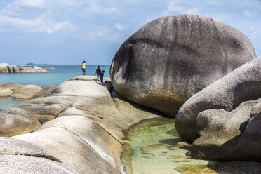 Indonesien, Belitung, Tanjung Tinggi Strand, Granitfelsen am Strand - WEF000387