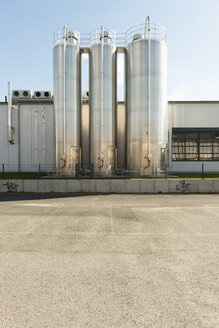 Germany, Duesseldorf, industrial silos - VIF000435