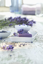 Lavendel und Lavendelseife in der Schale - ASF005699