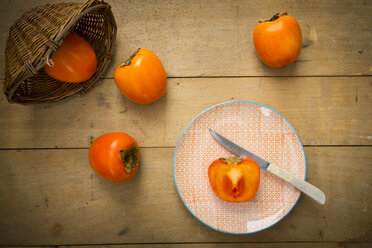 Whole and sliced kaki persimmons - LVF004099