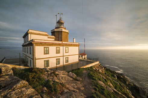 Spanien, Finisterre, Blick auf Leuchtturm in der Dämmerung - RAEF000603