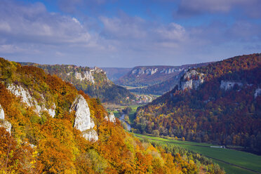 Deutschland, Baden Württemberg, Naturpark Obere Donau, Blick auf das Obere Donautal und Schloss Werenwag im Herbst - WG000754