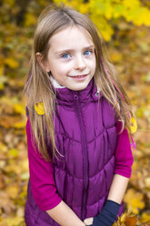 Porträt eines lächelnden Mädchens im Herbst - SARF002267