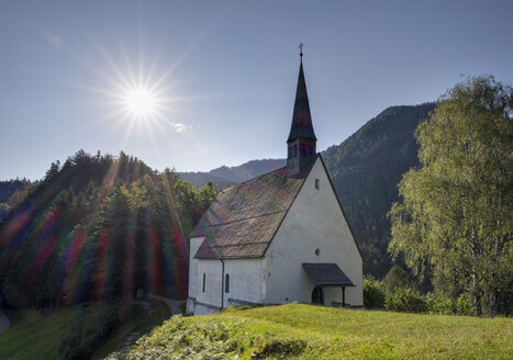 Deutschland, Bayern, Chiemgauer Alpen, Wallfahrtskirche St. Servatius auf Streichen - SIEF006842