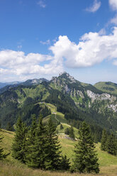Deutschland, Bayern, Chiemgauer Alpen, Blick von der Hochplatte oberhalb der Piesenhausener Hochalm auf Kampenwand und Scheibenwand - SIEF006845