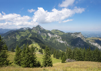 Germany, Bavaria, Chiemgau Alps, view from Hochplatte above Piesenhausen Hochalm to Kampenwand and Gederer Wand - SIEF006846