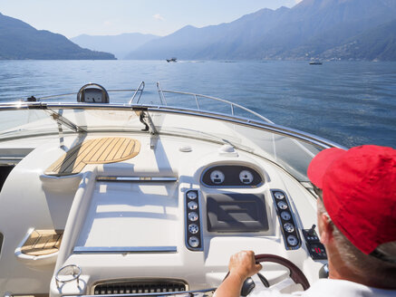 Schweiz, Tessin, Lago Maggiore, älterer Mann auf Boot - LAF001530