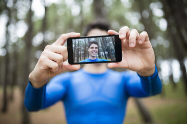 Selfie einer Läuferin auf dem Display eines Smartphones - RAEF000606