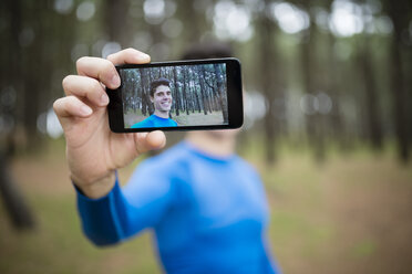 Selfie einer Läuferin auf dem Display eines Smartphones - RAEF000607