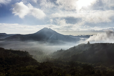 Indonesien, Bali, Blick auf den Vulkan Batur im Morgenlicht - WE000393