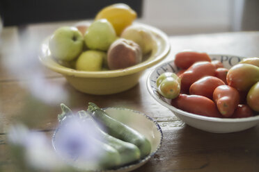 Obst und Gemüse auf dem Tisch - RIBF000329