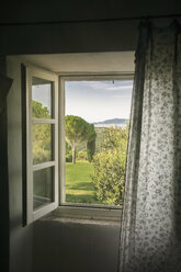 Italien, Toskana, Maremma, Blick aus dem Fenster auf eine ländliche Landschaft - RIBF000334