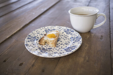 Brot mit Marmelade und eine Tasse Kaffee - RIBF000341