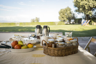 Italien, Toskana, Maremma, Gedeckter Frühstückstisch auf der Terrasse - RIBF000344