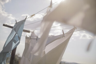 Wäsche auf der Wäscheleine im Sonnenlicht hängend - RIBF000345