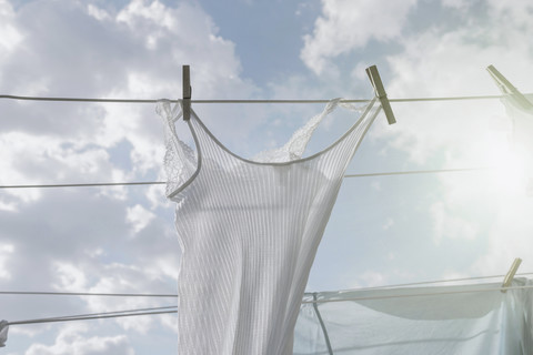 Wäsche auf der Wäscheleine im Sonnenlicht hängend, lizenzfreies Stockfoto