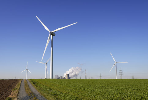 Deutschland, Nordrhein-Westfalen, Neurath, Windräder und Bergbaukraftwerk - GUFF000160