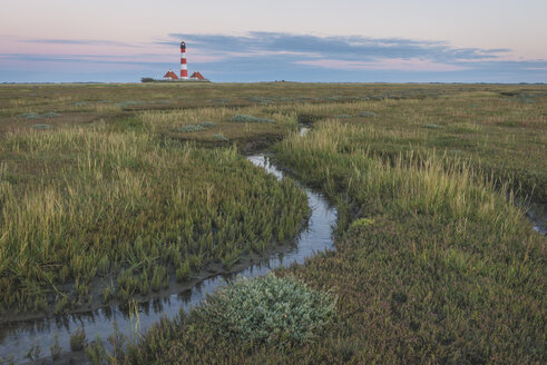 Deutschland, Schleswig-Holstein, Nordseeküste, Blick auf den Leuchtturm Westerheversand - KEBF000254