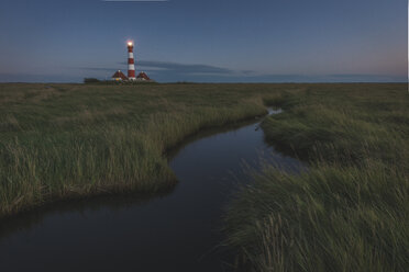 Deutschland, Schleswig-Holstein, Nordseeküste, Blick auf den Leuchtturm Westerheversand am Abend - KEBF000256