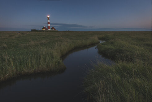 Deutschland, Schleswig-Holstein, Nordseeküste, Blick auf den Leuchtturm Westerheversand am Abend - KEBF000256