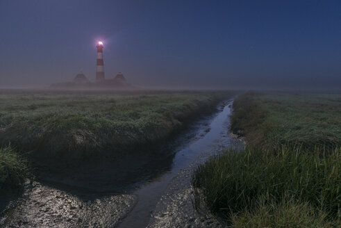 Deutschland, Schleswig-Holstein, Nordfriesland, Blick auf den Leuchtturm Westerheversand bei Nacht und Nebel - KEBF000257