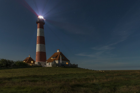 Deutschland, Schleswig-Holstein, Nordseeküste, Blick auf den Leuchtturm Westerheversand bei Nacht, lizenzfreies Stockfoto