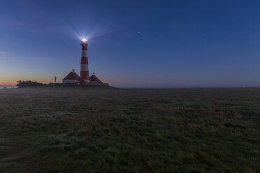 Deutschland, Schleswig-Holstein, Nordseeküste, Blick auf den Leuchtturm Westerheversand bei Nacht - KEBF000267