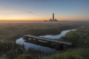 Deutschland, Schleswig-Holstein, Nordfriesland, Blick auf den Leuchtturm Westerheversand im Morgenlicht - KEBF000269