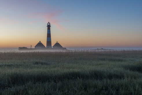 Deutschland, Schleswig-Holstein, Nordfriesland, Blick auf den Leuchtturm Westerheversand im Morgenlicht - KEBF000270