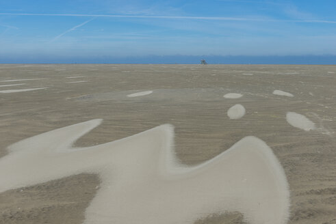 Deutschland, Nordfriesland, Westerhever, Nordseeküste, Ebbe, Schutzbake auf Sandbank - KEBF000273