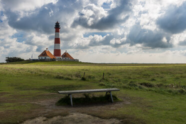 Deutschland, Schleswig-Holstein, Nordseeküste, Blick auf den Leuchtturm Westerheversand - KEBF000275