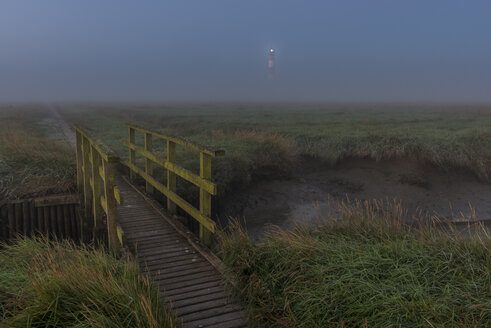 Deutschland, Schleswig-Holstein, Nordseeküste, Leuchtturm Westerheversand, Brücke und Nebel - KEBF000276