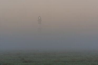 Deutschland, Schleswig-Holstein, Blick auf den Leuchtturm Westerheversand im Nebel - KEBF000277