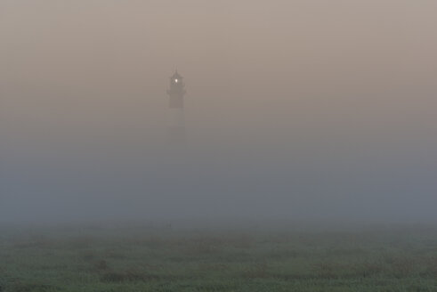 Deutschland, Schleswig-Holstein, Blick auf den Leuchtturm Westerheversand im Nebel - KEBF000277