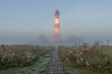 Deutschland, Schleswig-Holstein, Nordseeküste, Blick auf den Leuchtturm Westerheversand im Nebel - KEBF000280