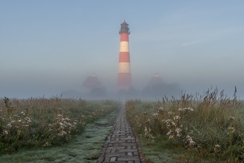 Deutschland, Schleswig-Holstein, Nordseeküste, Blick auf den Leuchtturm Westerheversand im Nebel - KEBF000280