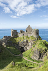 Vereinigtes Königreich, Nordirland, County Antrim, Blick auf Dunluce Castle - EL001696