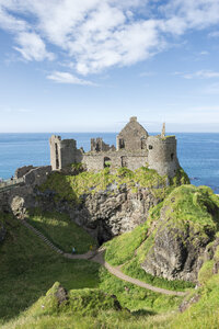 Vereinigtes Königreich, Nordirland, County Antrim, Blick auf Dunluce Castle - EL001696