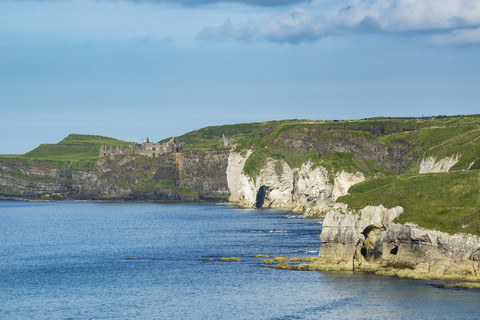 Vereinigtes Königreich, Nordirland, County Antrim, Blick auf die Kreideküste und Dunluce Castle, lizenzfreies Stockfoto