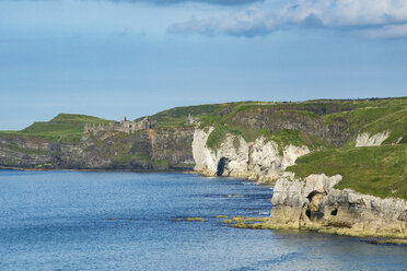 Vereinigtes Königreich, Nordirland, County Antrim, Blick auf die Kreideküste und Dunluce Castle - ELF001699