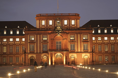 Deutschland, Mannheim, Blick auf das Mannheimer Schloss in der Abenddämmerung, lizenzfreies Stockfoto