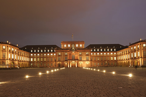 Deutschland, Mannheim, Blick auf das Mannheimer Schloss in der Abenddämmerung, lizenzfreies Stockfoto