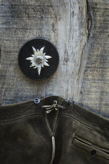 Antler of roe deer and edelweiss on wood - AS005711