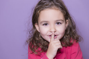 Portrait of little girl with finger on her mouth - ERLF000078